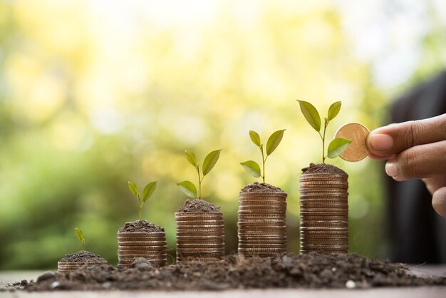 Foto la mano poniendo dinero pila de monedas negocio en crecimiento