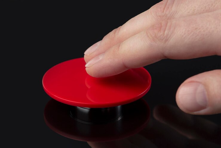 Foto la mano presiona el botón rojo grande el concepto de la amenaza de guerra nuclear una amenaza para el mundo w