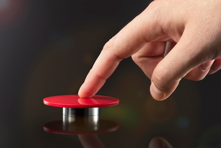 Foto la mano presiona el botón rojo grande el concepto de la amenaza de guerra nuclear una amenaza para el mundo w