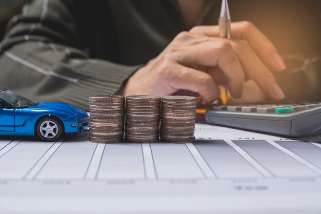 Mano presionando el botón calculadora con seguro de coche y concepto de servicios de coche