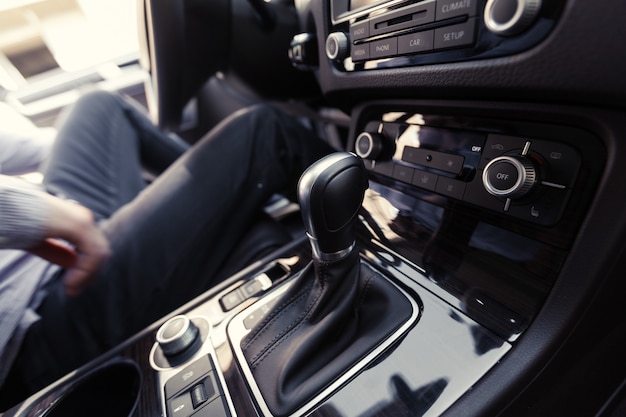 Foto mano presionando el botón de encendido para encender el sistema estéreo del auto