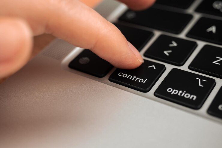 Foto mano presionando la tecla de control en el teclado de la computadora portátil moderna señal de control y primer plano del símbolo