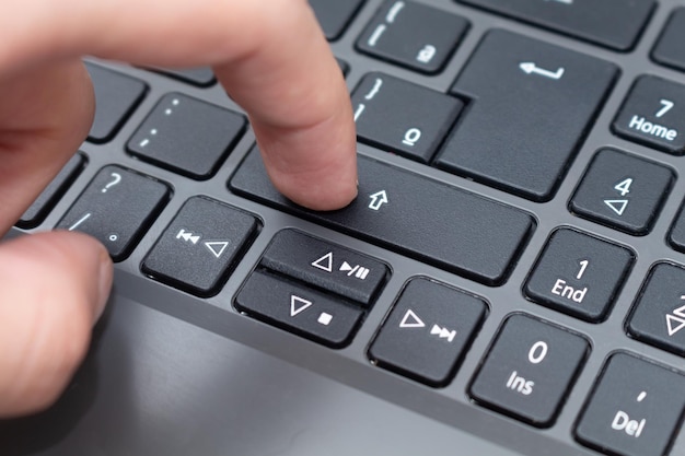 Mano presionando la tecla Shift en el teclado