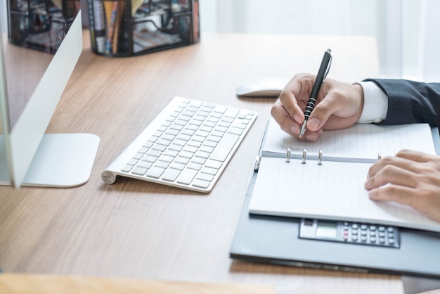 Mano del primer de la escritura del hombre de negocios