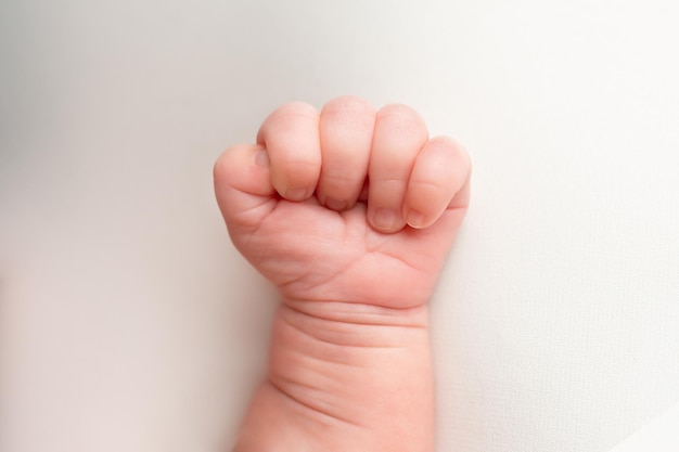 mano de un primer plano de un niño pequeño. un poco de felicidad