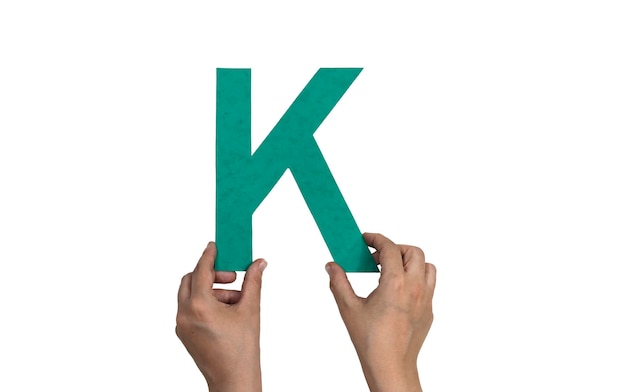 mano de primer plano sosteniendo la letra K aislada en blanco