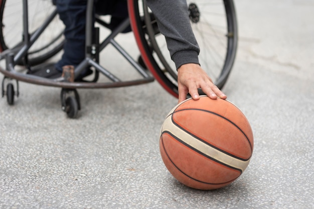 Mano de primer plano tocando baloncesto