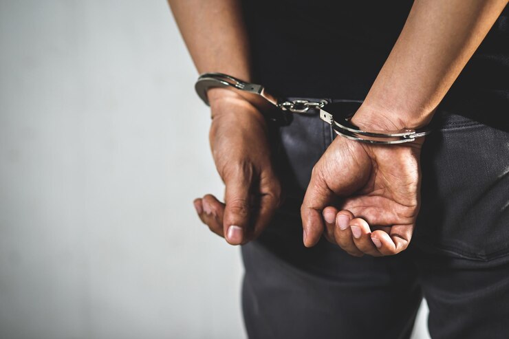 Foto la mano del prisionero en una celosía de acero