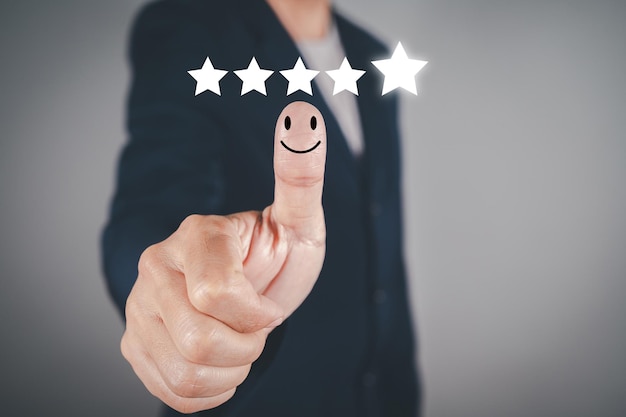 Mano con el pulgar hacia arriba Emoción positiva icono de cara sonriente feliz y cinco estrellas con espacio de copia encuesta de retroalimentación de calidad estándar Concepto de satisfacción del cliente