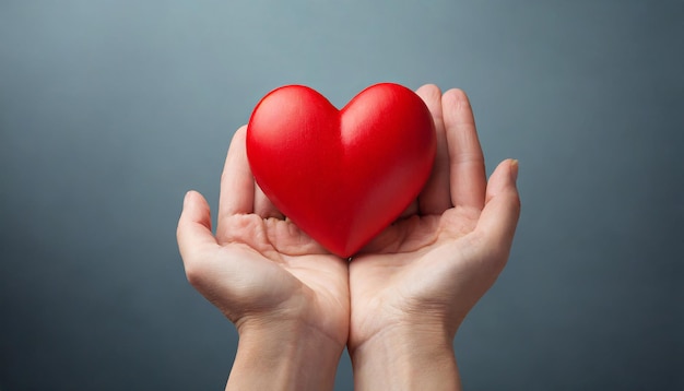 La mano que da el corazón rojo es símbolo de caridad.