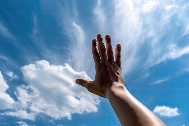 Foto una mano que se extiende hacia el cielo