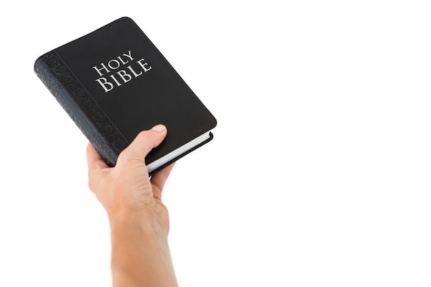 Foto mano que sostiene la biblia