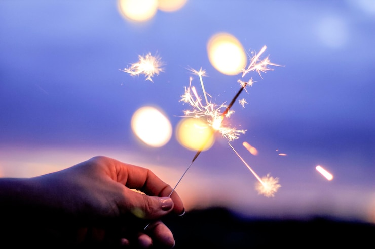 Foto la mano que sostiene la chispa por la noche