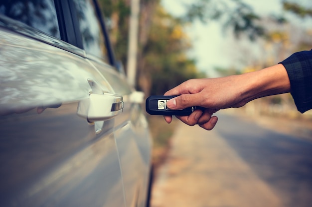 Mano que sostiene el coche clave para abrir el coche