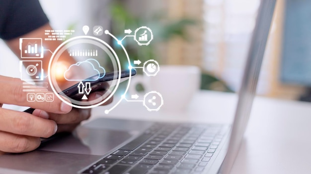 Mano que sostiene la computación en la nube virtual con el mundo y el elemento tecnológico, como la carga y descarga. La gestión de la tecnología en la nube, los grandes datos incluyen la estrategia comercial del cliente.