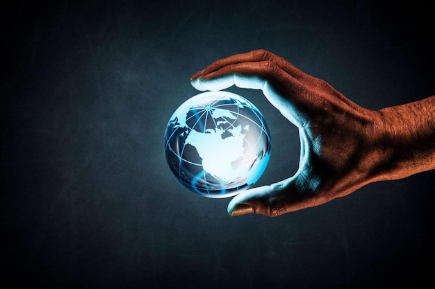 Mano que sostiene el concepto de tierra Pizarra del Medio Ambiente Mundial