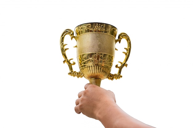 La mano que sostiene la copa de trofeo de oro levanta sobre fondo