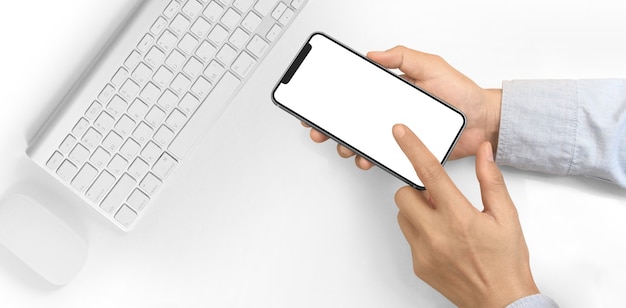 Mano que sostiene el dispositivo de teléfono inteligente y la pantalla táctil