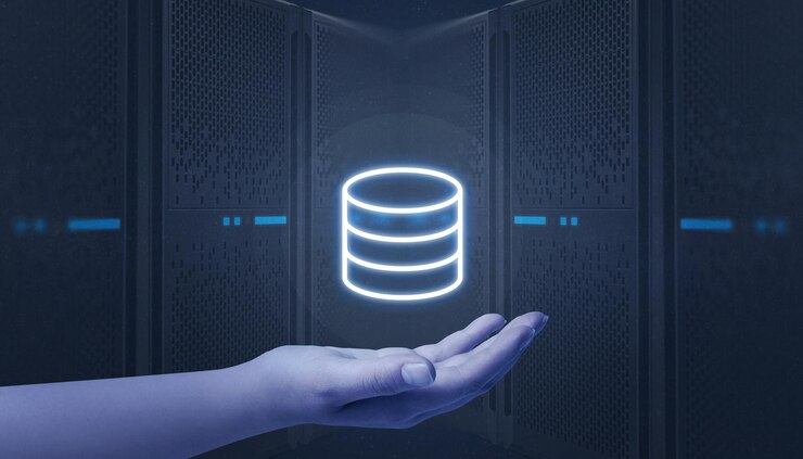 Foto mano que sostiene el icono del centro de datos del servidor servidores de alojamiento web en segundo plano
