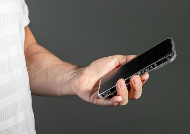 Foto mano que sostiene la lectura del teléfono móvil