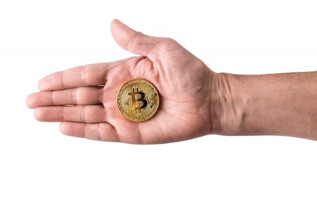 Mano que sostiene oro bitcoin, moneda virtual de dinero