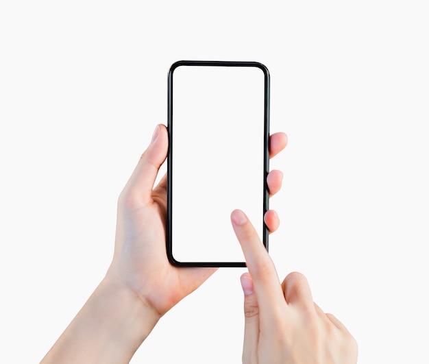 Foto mano que sostiene la pantalla en blanco del smartphone en aislado.