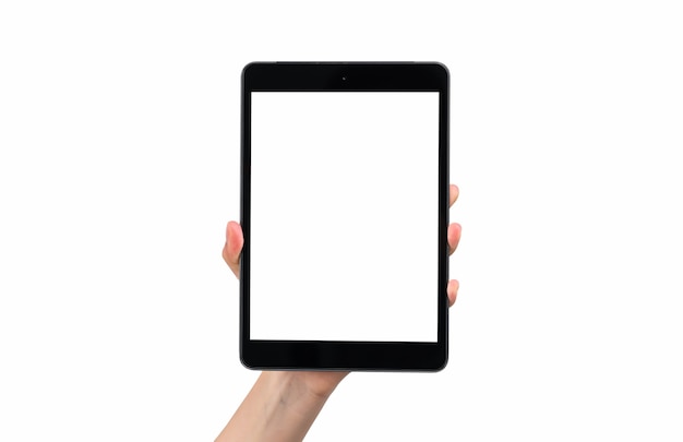 Mano que sostiene la pantalla en blanco de la tableta digital, aislada en la pared blanca.
