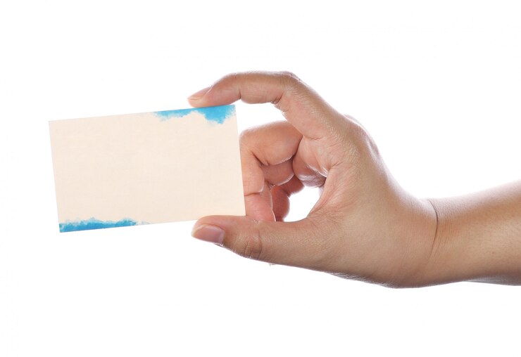 Foto mano que sostiene el papel aislado en blanco