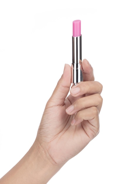 mano que sostiene los productos cosméticos de labios de belleza aislados en un fondo blanco.