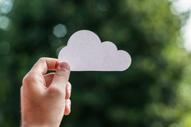 Mano que sostiene el símbolo de computación en la nube