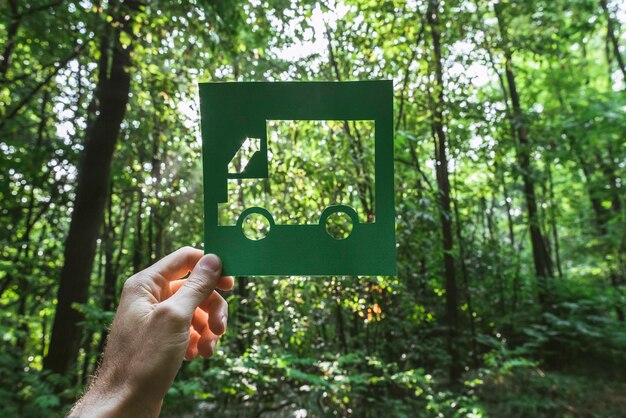 Mano que sostiene el símbolo de vida verde ecológico