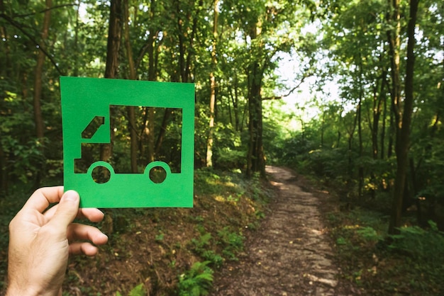 Mano que sostiene el símbolo de vida verde ecológico