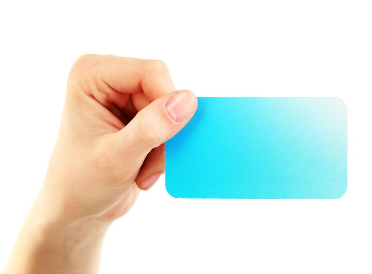 Foto mano que sostiene la tarjeta de visita aislada en blanco