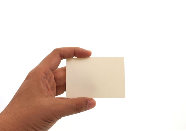 Mano que sostiene la tarjeta de visita en blanco en la mano aislado en blanco