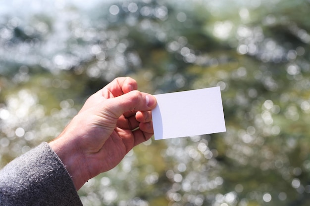 Una mano que sostiene una tarjeta de visita en blanco