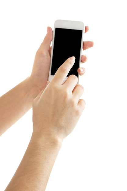 Foto mano que sostiene el teléfono inteligente móvil aislado en blanco
