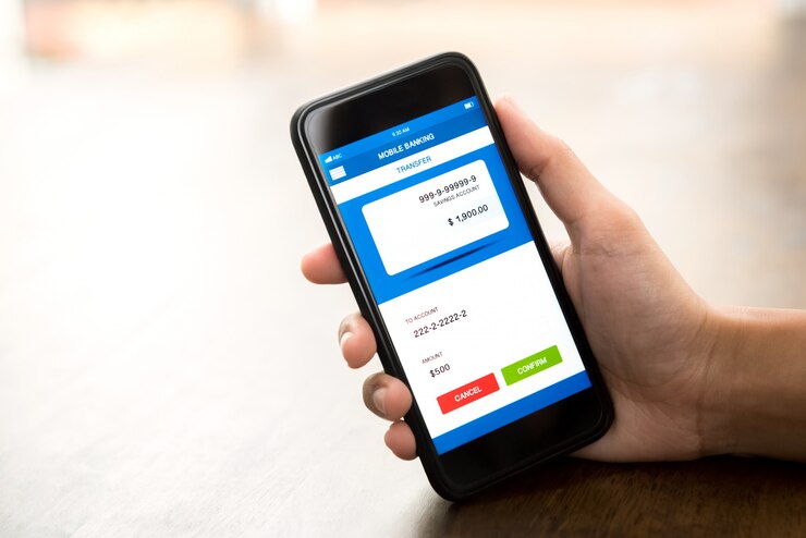 Foto mano que sostiene el teléfono inteligente que muestra la aplicación de banca electrónica en línea por internet en la pantalla