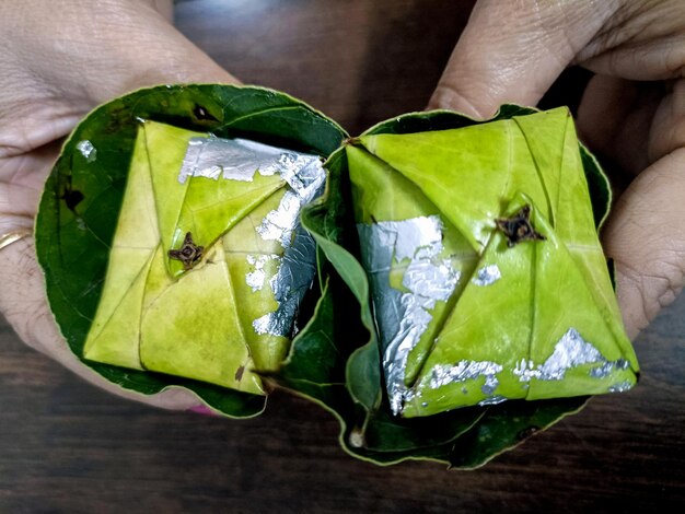 Foto la mano que sostiene el verde betel quid o paan