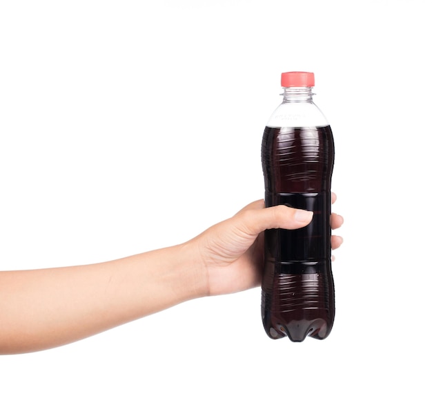 La mano que sujeta la botella de plástico de cola es un refresco carbonatado aislado de fondo blanco