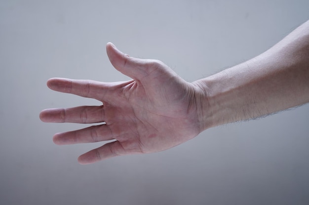 una mano que tiene la palabra manos en ella