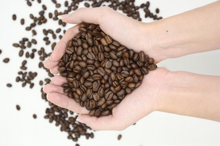 mano recogiendo granos de café