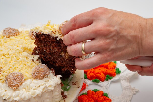 Mano recogiendo un trozo de pastel de chocolate relleno