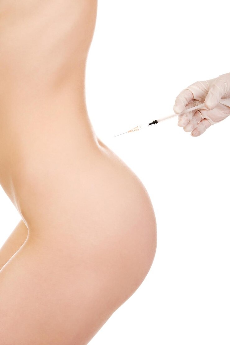 Foto mano recortada aplicando una jeringa en la espalda de una mujer desnuda contra un fondo blanco