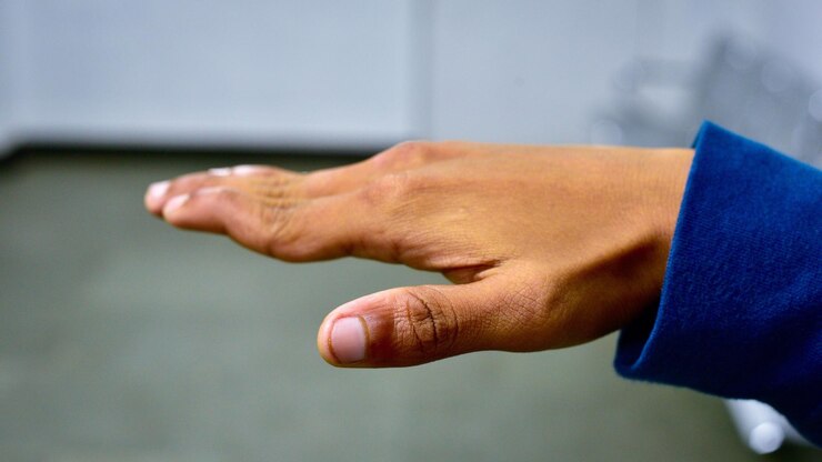 Foto mano recortada contra la pared
