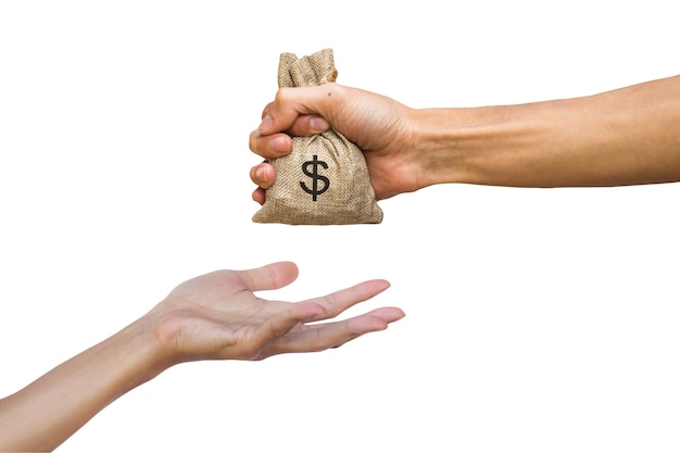 Mano recortada dando bolsa de dinero contra un fondo blanco