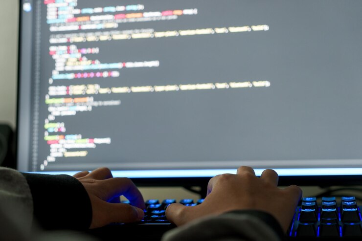 Foto mano recortada de un desarrollador de software atando código en la computadora