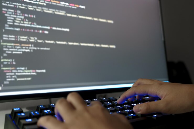 Foto mano recortada de un desarrollador de software vinculando código en la computadora