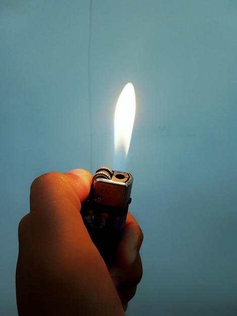 Mano recortada con encendedor de cigarrillos