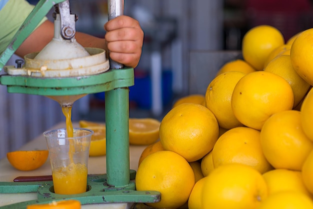 Foto mano recortada con una fruta de naranja