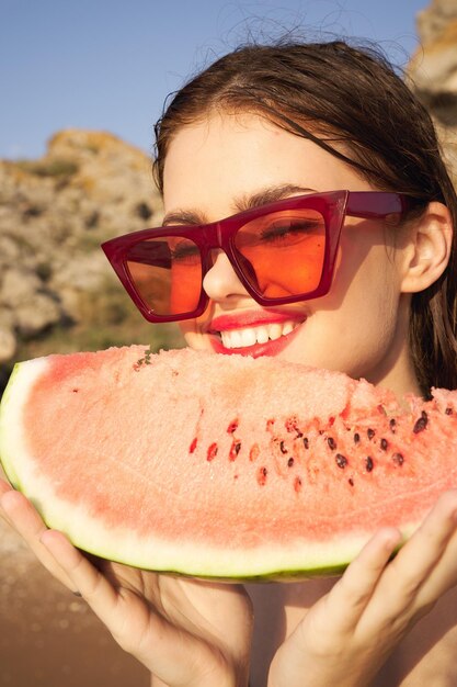 Foto mano recortada con gafas de sol